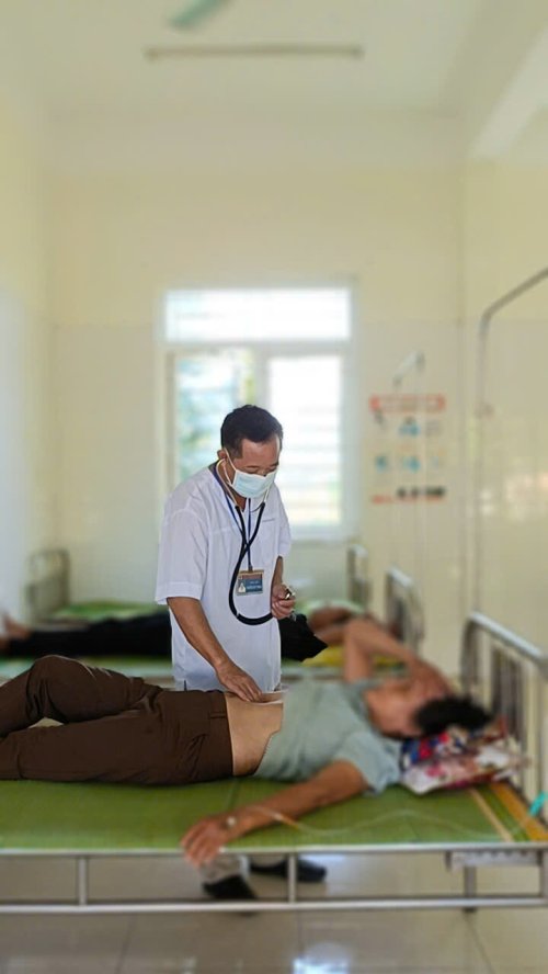 A doctor examining a patient

Description automatically generated