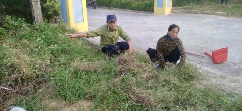 A person and person squatting in grass

Description automatically generated